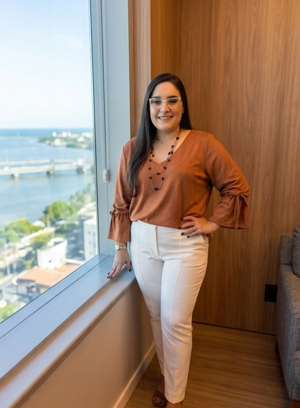 Vitória Sarinho, psicóloga clínica e neuropsicóloga, em seu consultório
